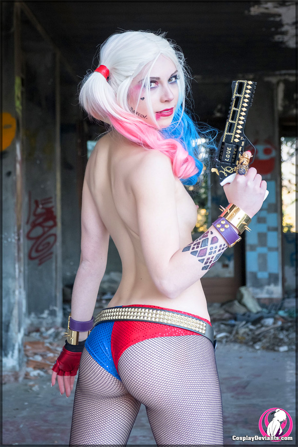 Harley Quinn Cosplay Topless photo 1