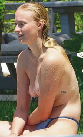 Sophie Turner Hot Nude photo 3