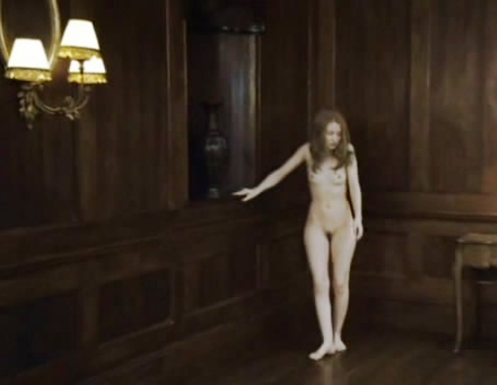 Emily Browning Nude Pictures photo 4