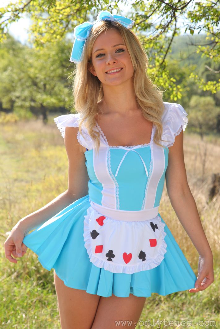 Alice In Wonderland Nude Cosplay photo 12