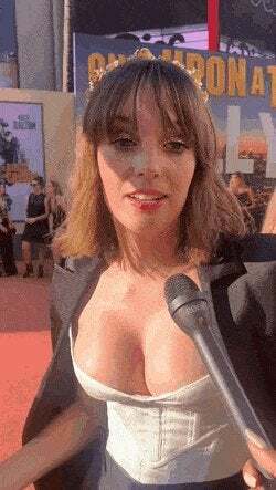 Maya Hawke Tits photo 5